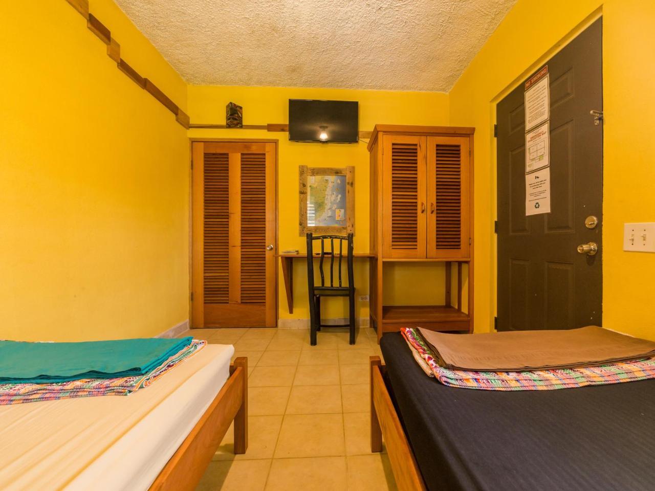 A Piece Of Ground Hostel Punta Gorda Exterior photo