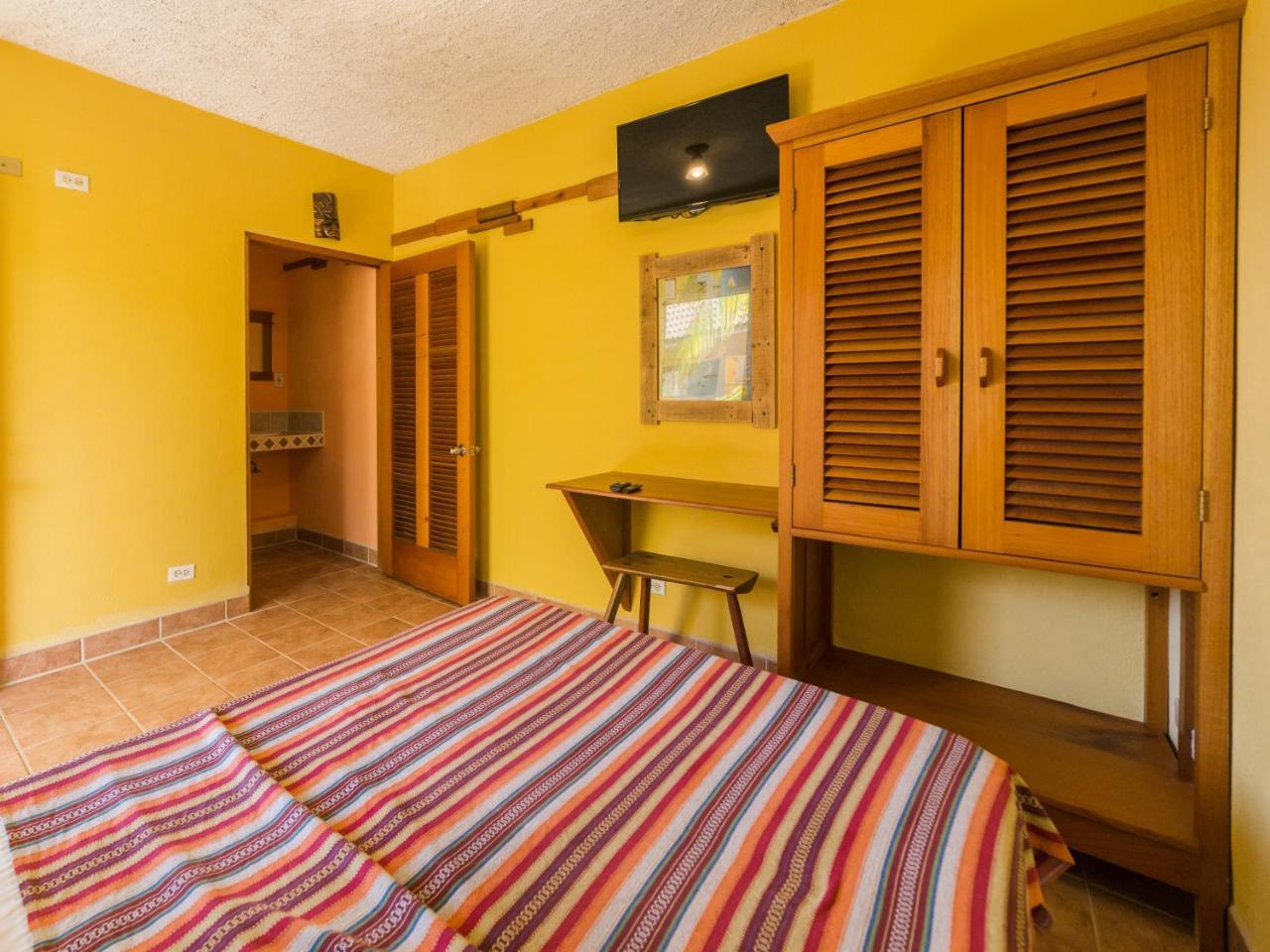 A Piece Of Ground Hostel Punta Gorda Exterior photo