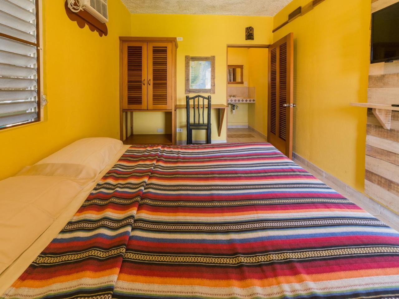 A Piece Of Ground Hostel Punta Gorda Exterior photo