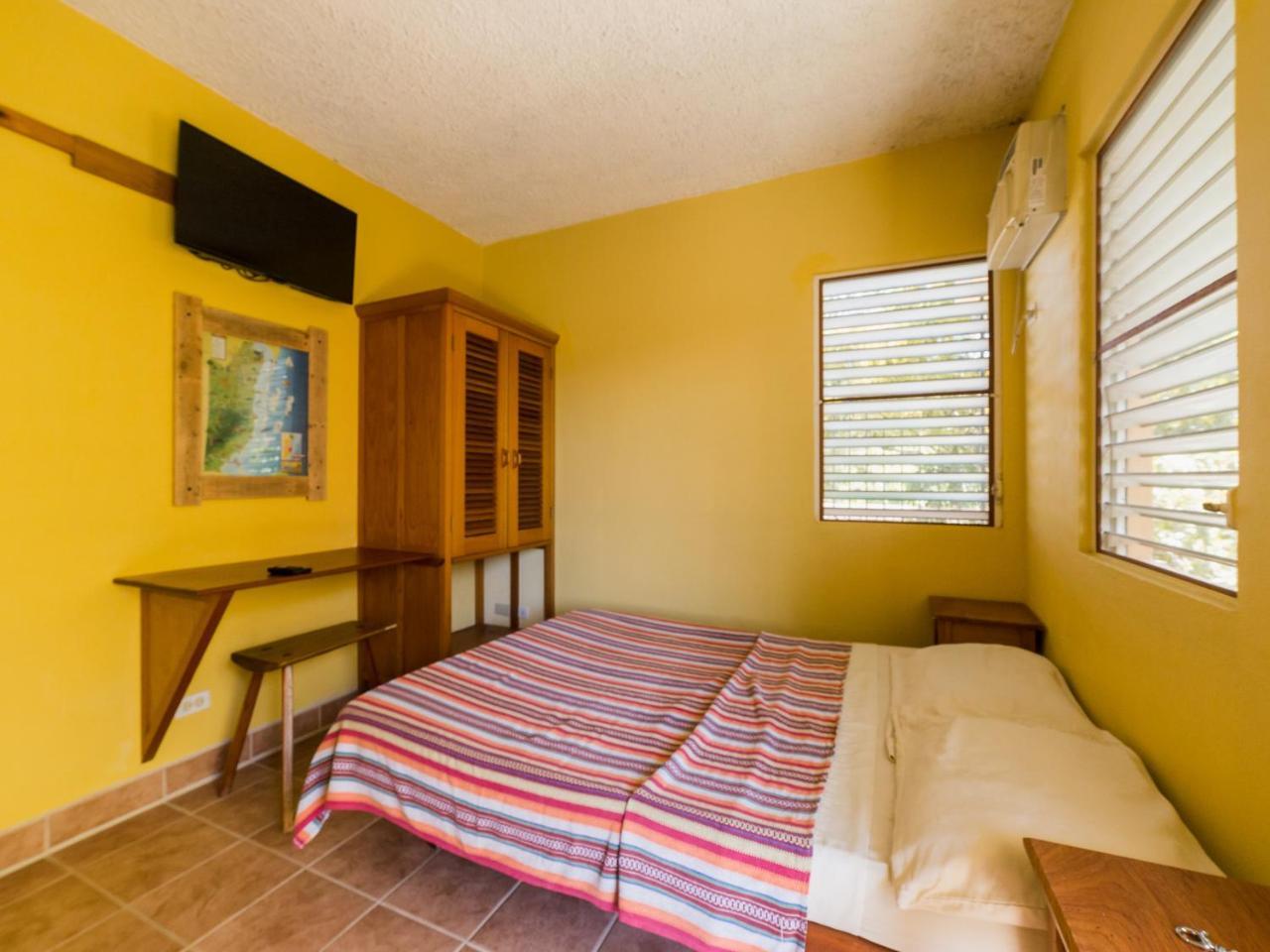 A Piece Of Ground Hostel Punta Gorda Exterior photo