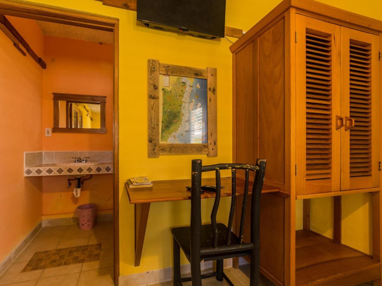 A Piece Of Ground Hostel Punta Gorda Exterior photo