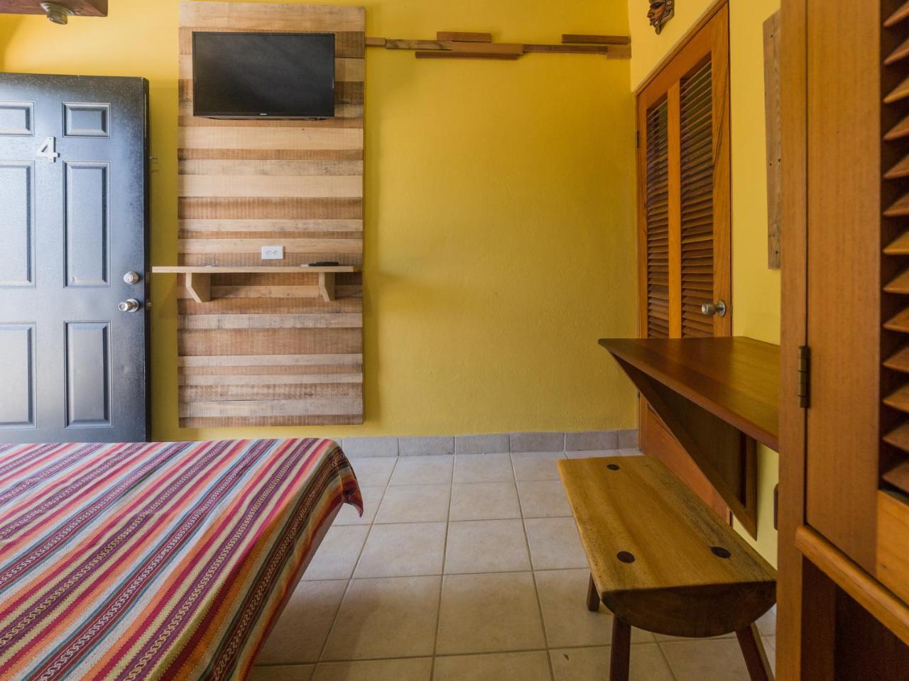 A Piece Of Ground Hostel Punta Gorda Exterior photo