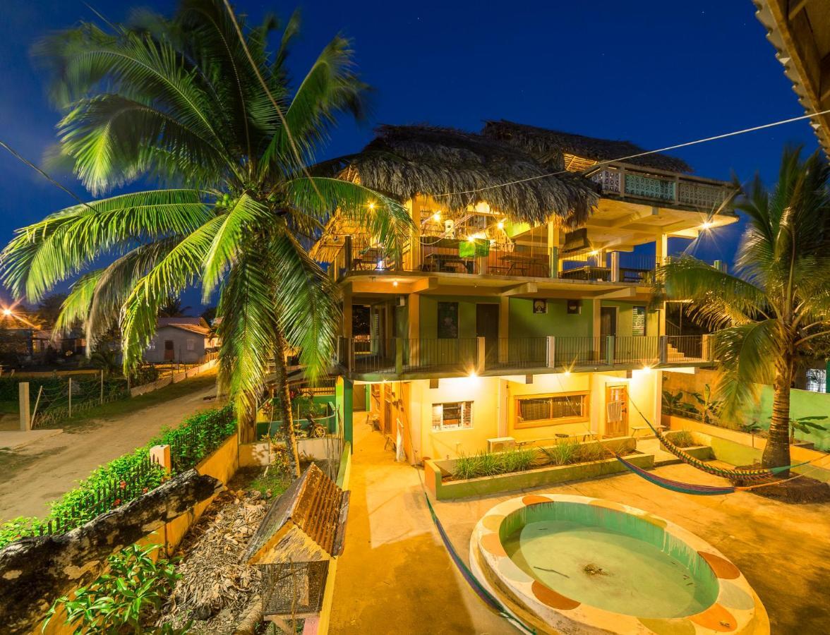 A Piece Of Ground Hostel Punta Gorda Exterior photo